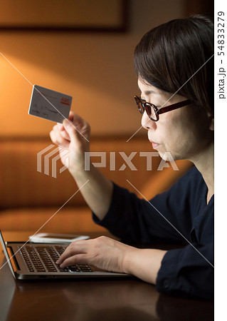 夜、パソコンを使う女性 54833279
