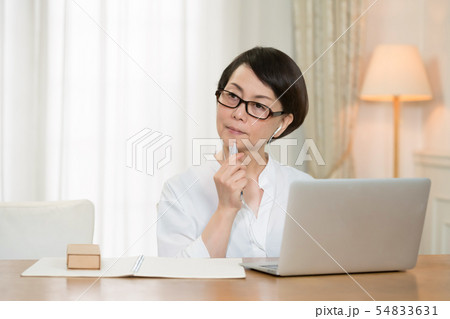 学習するシニア女性 54833631