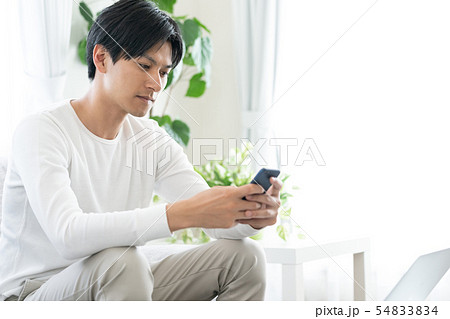 スマホを持つ男性 スマホを持つ男性 54833834