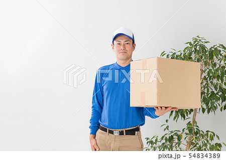 ダンボールを持つ男性 54834389