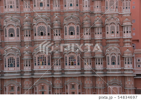 インドのラジャスタン州のジャイプル　有名な建築物の風の宮殿　美しい彫刻が施されたテラス 54834697