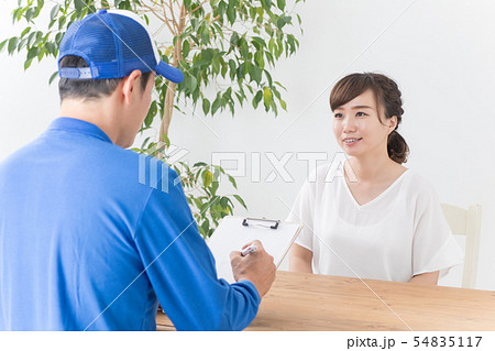 業者の方と打ち合わせ 54835117