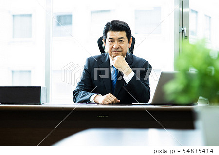 男性　社長　ビジネス　ビジネスマン　ミドル　オフィス 54835414