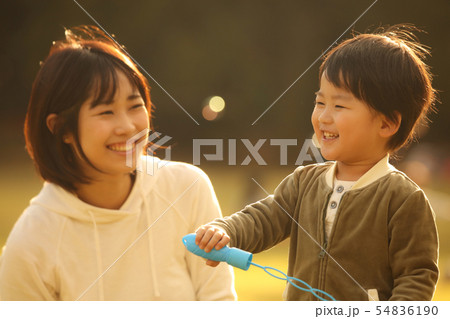 しゃぼん玉で遊ぶ親子 しゃぼん玉で遊ぶ親子 54836190