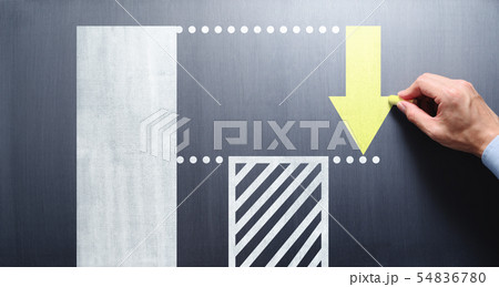 コストカットと効率化のイメージ。棒グラフと矢印を黒板に描く男性の手。 54836780