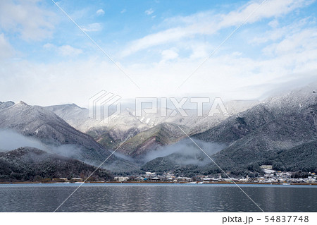 冬山と湖 54837748