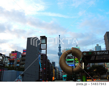 青空 白い雲 Jr錦糸町駅北口 東京スカイツリーの写真素材