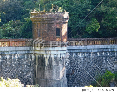 桂ケ谷貯水池の煉瓦造りの取水塔 54838379