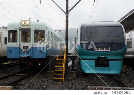 伊豆急下田駅に停車中の100系と251系 54839060
