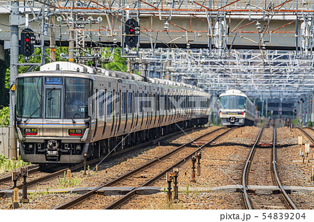 通勤電車　走行イメージ　　 54839204