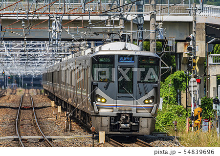 通勤電車　走行イメージ　　 54839696