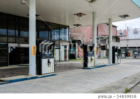 廃業したガソリンスタンド 54839916