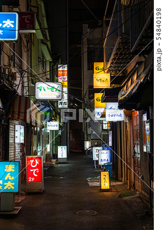 東京都 上野 路地裏のレトロな飲み屋街の写真素材