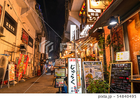 東京都 上野駅 ガード下の飲み屋街の写真素材