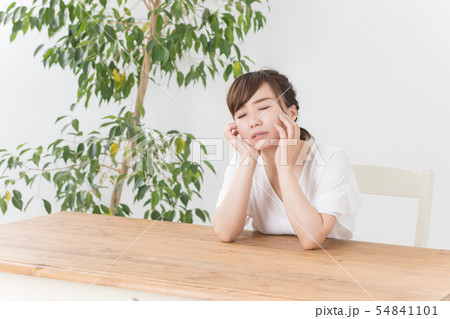 憂鬱な女性 54841101