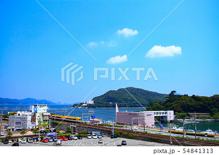 鳥羽市の町並みと近鉄電車 鳥羽市の町並みと近鉄電車 54841313