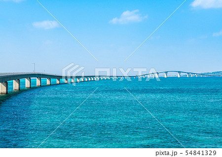 コバルトブルーの海に架かる伊良部大橋 コバルトブルーの海に架かる伊良部大橋 54841329