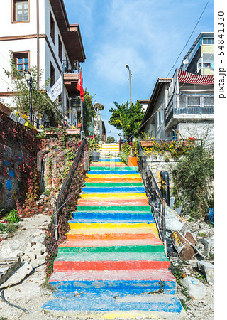 ギョルヤズのカラフルにペイントされた階段風景 54841330