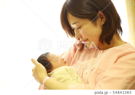 新生児と母親 54841565