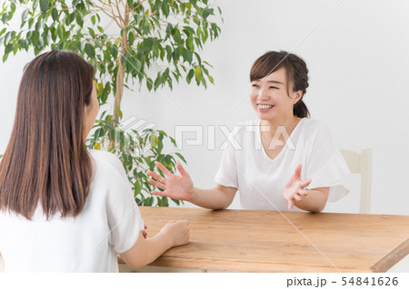 会話する女性たち 会話する女性たち 54841626