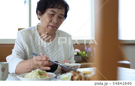 1人孤独なシニアの食事イメージ 1人孤独なシニアの食事イメージ 54841640
