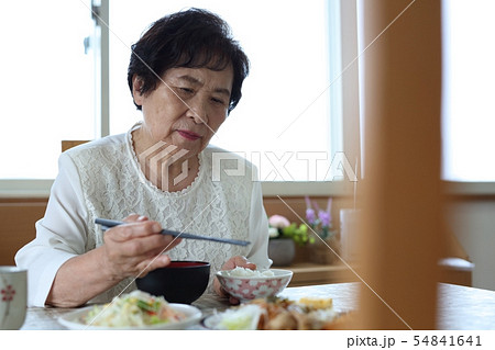 1人孤独なシニアの食事イメージ 1人孤独なシニアの食事イメージ 54841641
