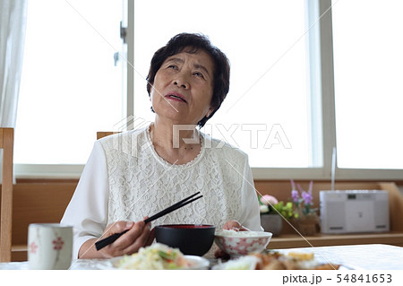 1人孤独なシニアの食事イメージ 1人孤独なシニアの食事イメージ 54841653