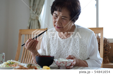 1人孤独なシニアの食事イメージ 54841654