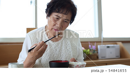 1人孤独なシニアの食事イメージ 1人孤独なシニアの食事イメージ 54841655