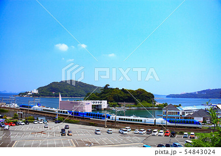 鳥羽市の町並みと近鉄電車 54843024