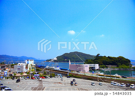 鳥羽市の町並みと近鉄電車 54843035