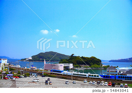 鳥羽市の町並みと近鉄電車 54843041