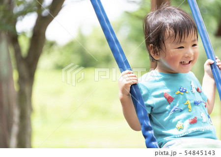 子供 ブランコ 男の子 2歳 公園の写真素材