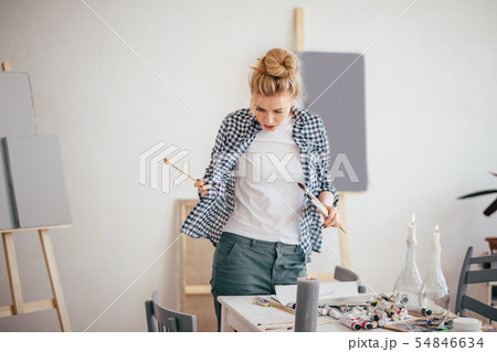blond artist has lost her tool for painting blond artist has lost her tool for painting 54846634