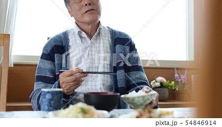 1人孤独なシニアの食事イメージ 1人孤独なシニアの食事イメージ 54846914