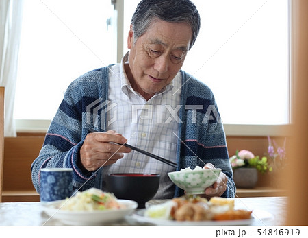 1人孤独なシニアの食事イメージ 1人孤独なシニアの食事イメージ 54846919