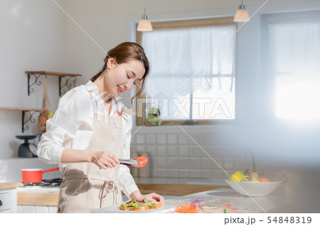 ボリュームサンドウィッチを作る女性 ボリュームサンドウィッチを作る女性 54848319