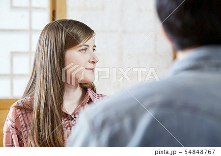 カップル 若い女性 西洋人 54848767