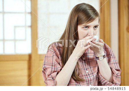 若い女性 茶器 茶道 54848915