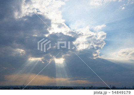 雲 光芒 天使の梯子の写真素材