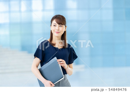 女性社員　ビジネスウーマン  ビジネスイメージ  パソコンを持つ女性　働く女性 54849476