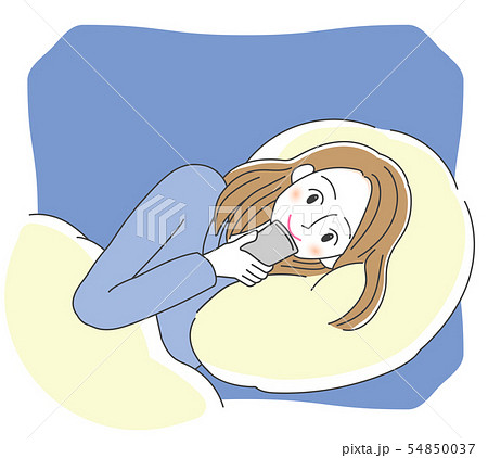 寝る前にスマートフォンを触る女性のイラストのイラスト素材