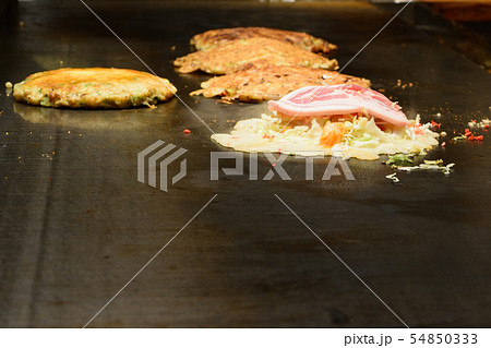 おいしいお好み焼き調理中 54850333