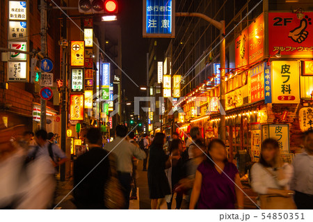 日本の東京都市景観　新橋の飲み屋街などを望む 54850351