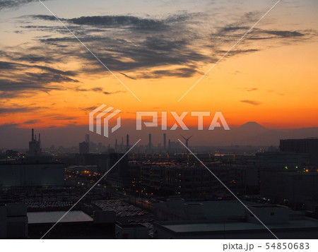 川崎マリエンからの工場地帯の夕景 54850683