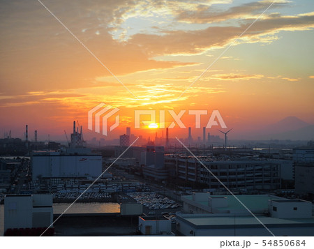 川崎マリエンからの工場地帯の夕景 54850684