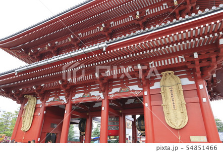 浅草　浅草寺の宝蔵門と大わらじ 54851466