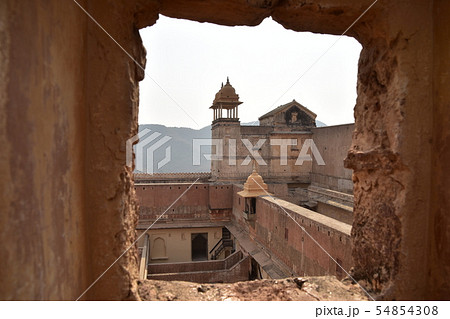 インドのラジャスタン州のジャイプル　世界遺産のアンベール城　砦内の古い建物 54854308