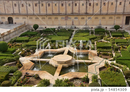 インドのラジャスタン州のジャイプル　世界遺産のアンベール城　美しい庭園と噴水　 54854309