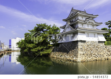 高松城址 玉藻公園 艮櫓と琴電 香川県高松市 高松城址 玉藻公園 艮櫓と琴電 香川県高松市 54854372